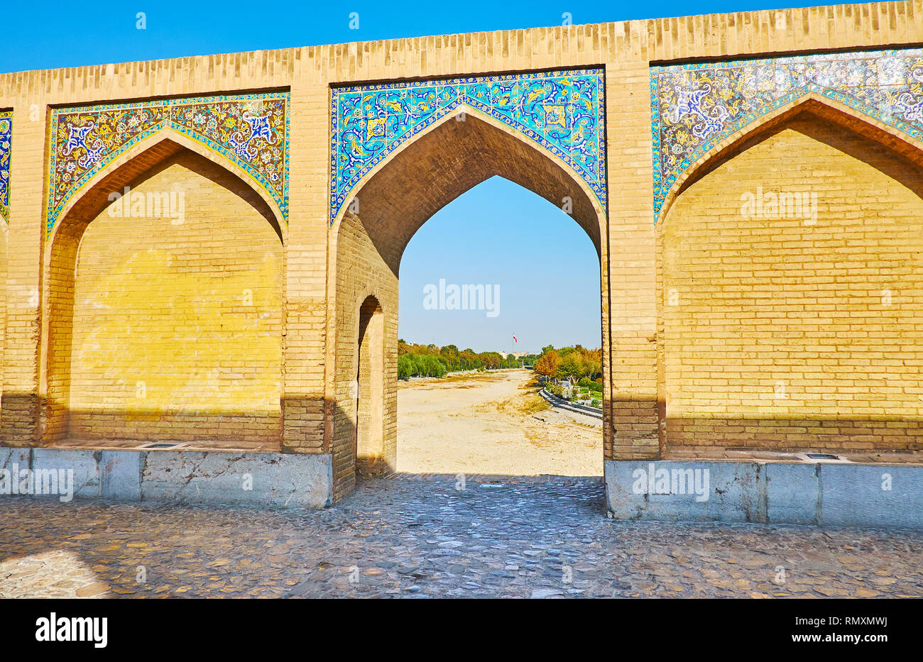 L'arc sur le pont Khaju ouvre la vue sur des Zayanderud river avec boue fissuré sur ses bas, Isfahan, Iran. Banque D'Images