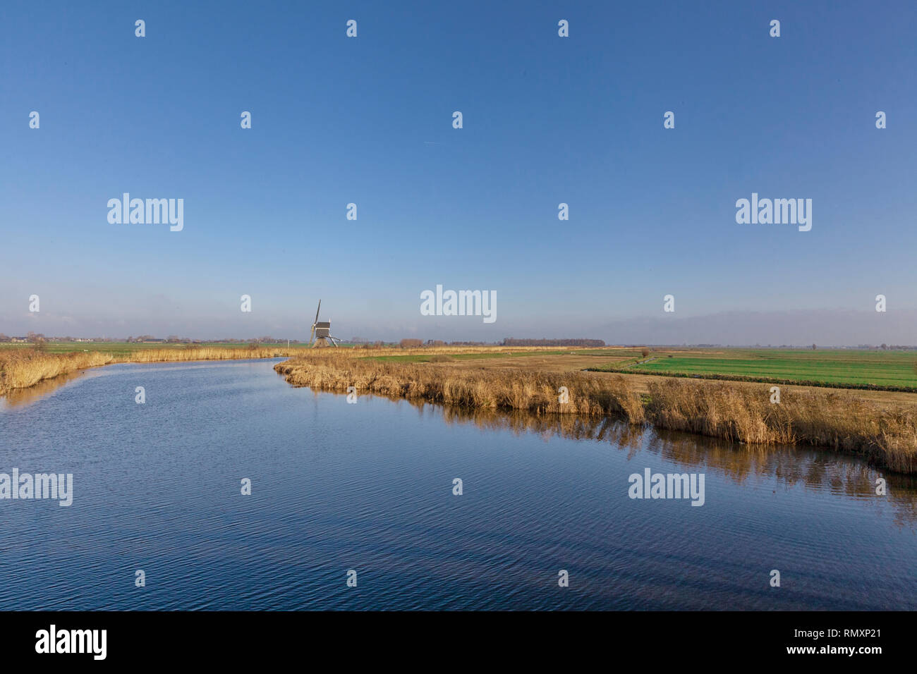 Moulin à vent les Achterlandse molen près du village néerlandais, Groot-Ammers dans la région Alblasserwaard - Image Banque D'Images