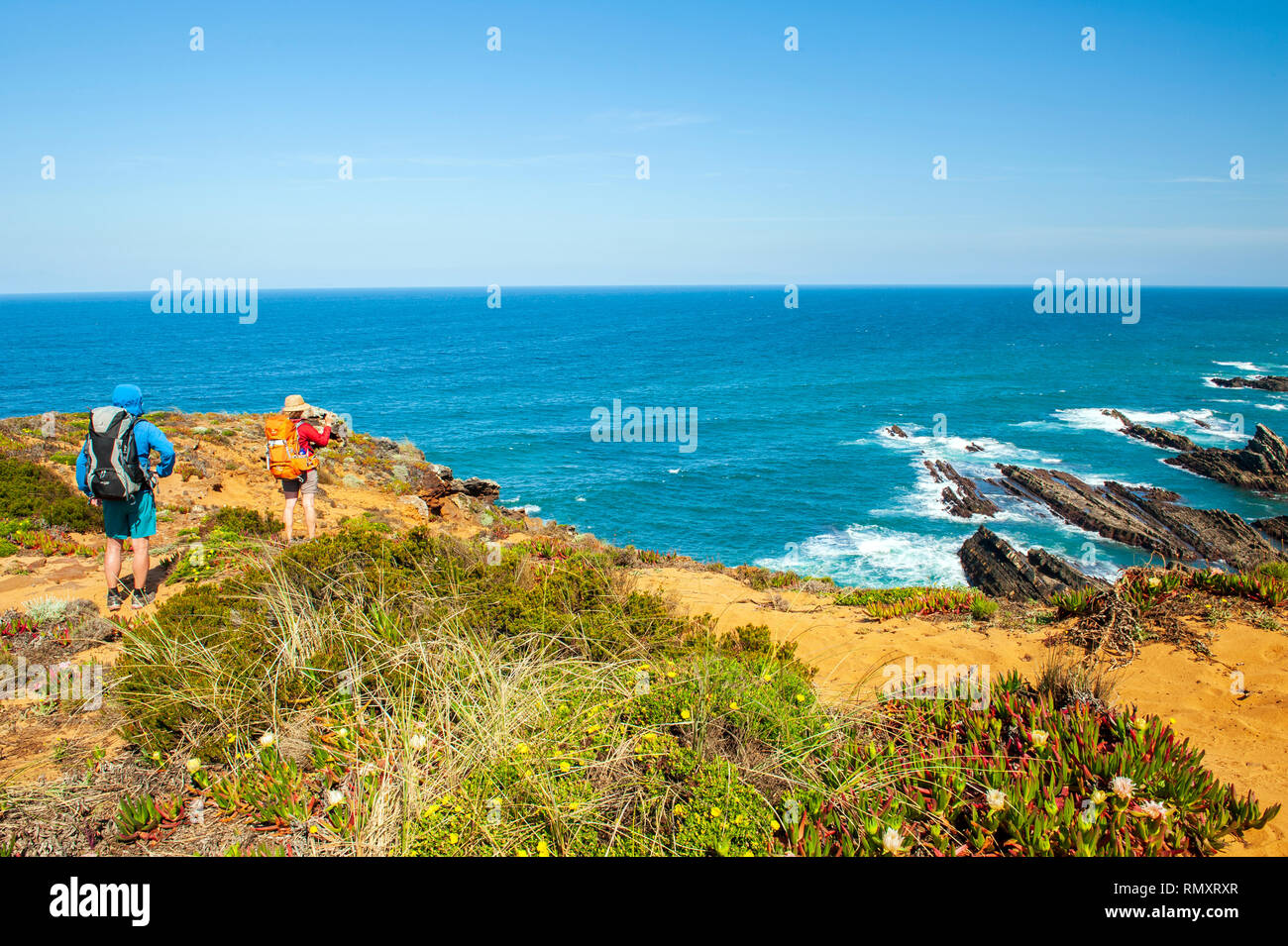 Les randonneurs entre Almograve et Zambujeira do Mar sur le sentier des pêcheurs à pied de quatre jours, une partie de la Rota Vicentina. La région fait partie du sud-ouest Banque D'Images