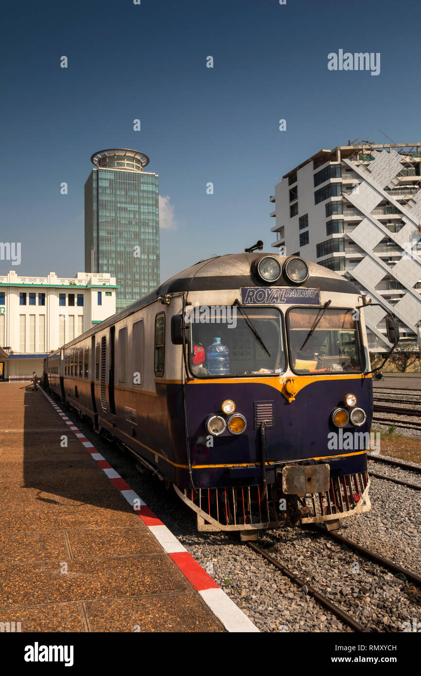 Cambodge, Phnom Penh, centre-ville, de la gare, l'après-midi à la gare de Sihanoukhville à plate-forme, avec le Canadia Tower Building en arrière-plan Banque D'Images