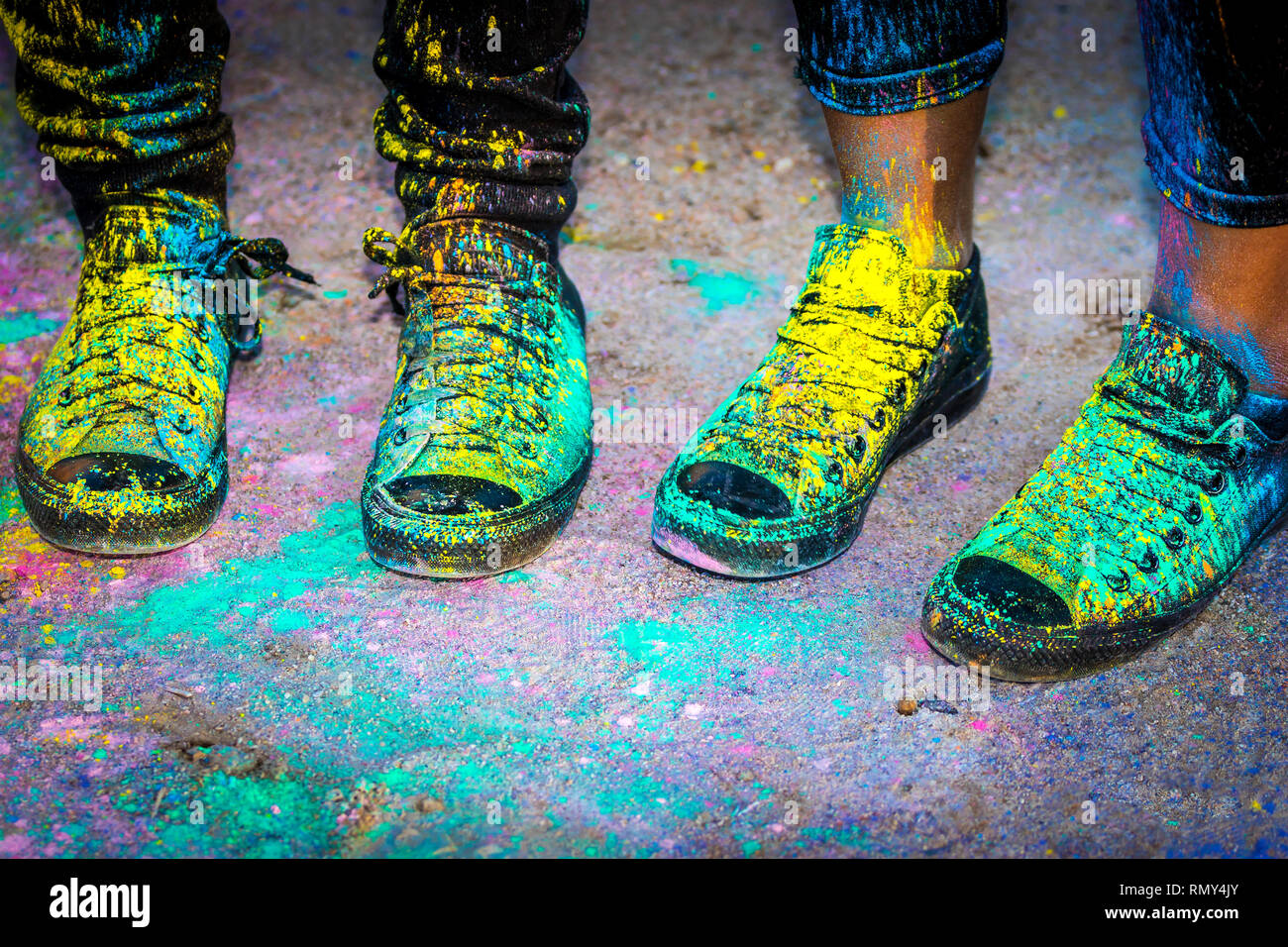 Chaussures de course noir recouvert de peinture en poudre de couleur Banque D'Images