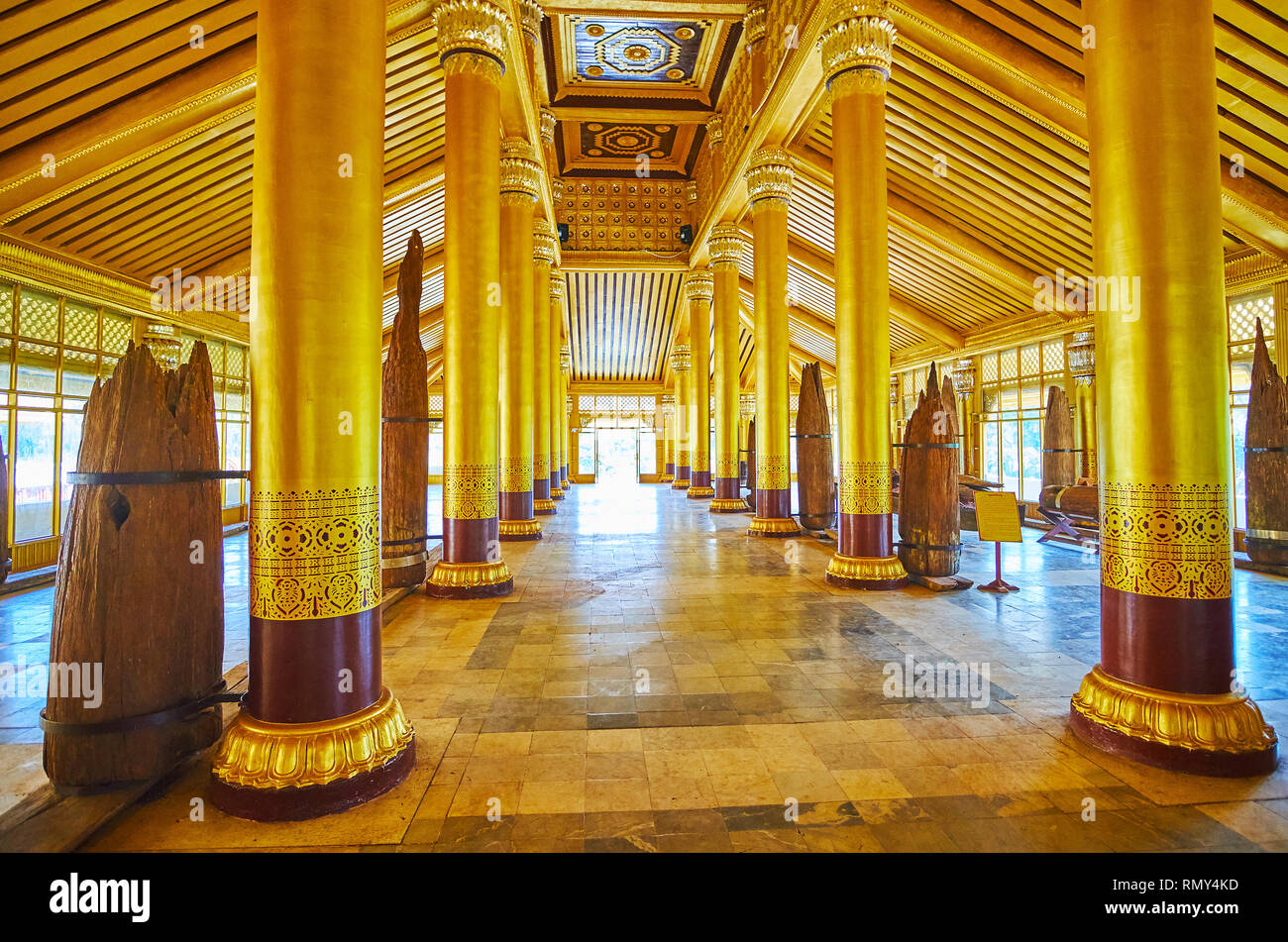 BAGO, MYANMAR - 15 février 2018 : explorer le patrimoine historique de Lion (Thihathana) Salle du Trône de Kanbawzathadi avec Golden Palace sculptures pittoresques et les ruines de med Banque D'Images