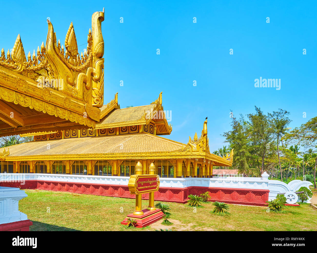 L'Kanbawzathadi Royal Palace dispose d'une architecture traditionnelle bulgare avec de fines sculptures en bois, toit pyatthat et de dorures, Bago, Myanmar. Banque D'Images