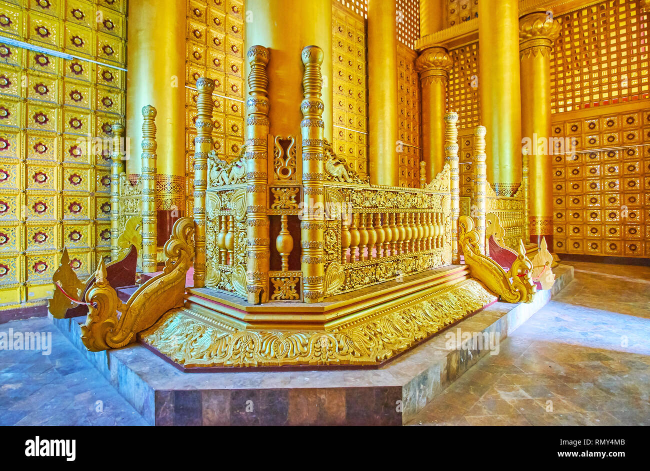 BAGO, MYANMAR - 15 février 2018 : explorez l'intérieur de l'Abeille (Bhammayarthana) Salle du Trône du Palais Kanbawzathadi avec de fines sculptures en bois, pat Banque D'Images