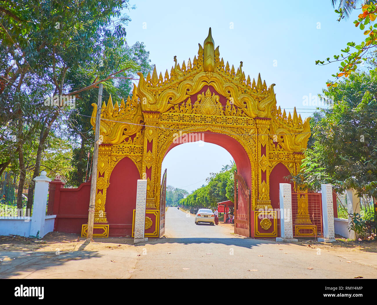 BAGO, MYANMAR - février 15, 2018 : la magnifique porte de Kanbawzathadi palace complexe avec de riches ornements sculptés doré, le 15 février dans la région de Bago. Banque D'Images