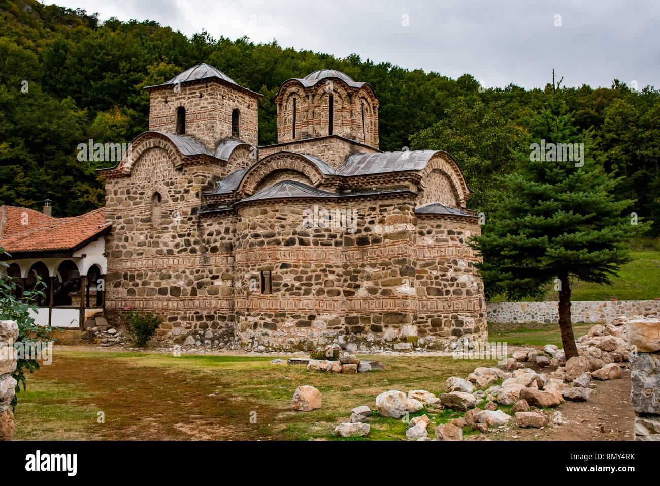Poganovo Monastère de Saint Jean le Théologien (Manastir Poganovo) , est situé à proximité du canyon de la rivière Jerma en Serbie. il a été construit dans le 14e Banque D'Images