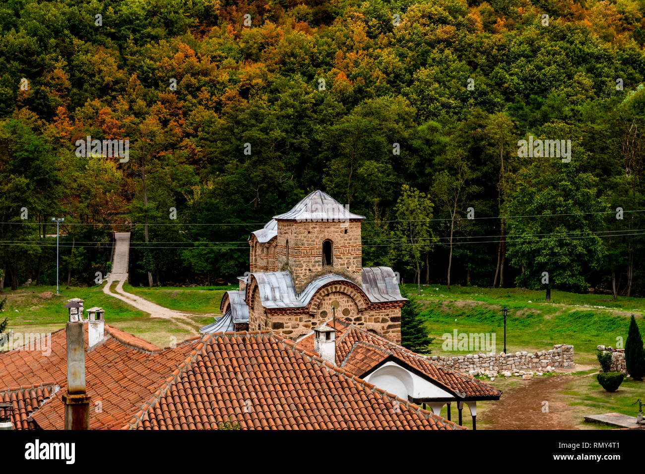 Poganovo Monastère de Saint Jean le Théologien (Manastir Poganovo) , est situé à proximité du canyon de la rivière Jerma en Serbie. il a été construit dans le 14e Banque D'Images
