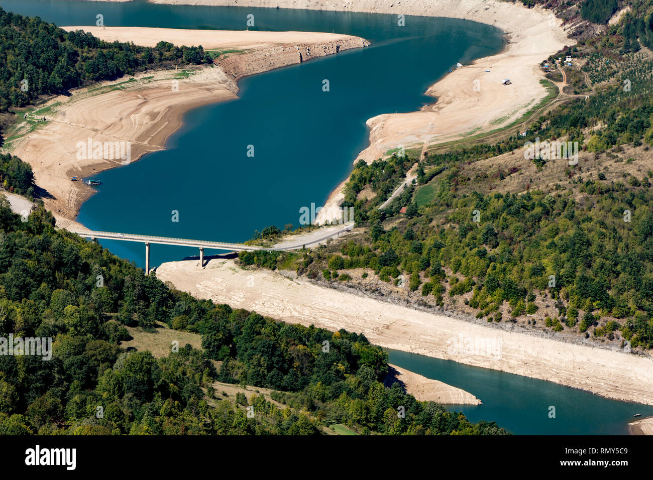 Vue paysage de Koziji Kamen, à Lac Zavoj, près de Pirot, sur Stara Planina. L'eau bleu, vert forêt et air pur de la montagne. Banque D'Images