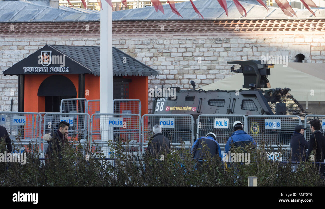 La Police du Tourisme et des forces anti-terroristes côte à côte à la place Taksim. Banque D'Images