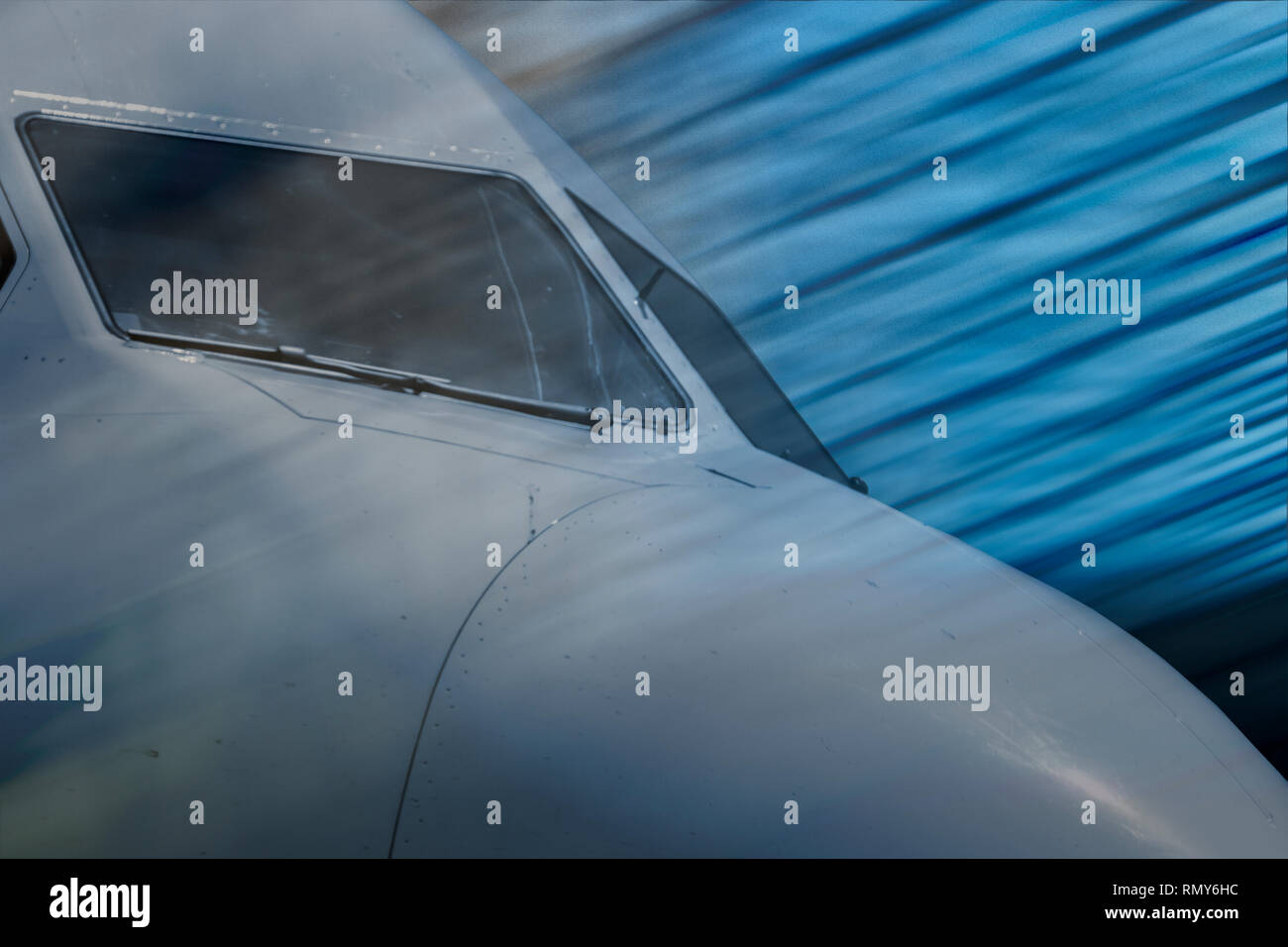 Airplane cockpit vu de l'extérieur avec le motion blur modèle coups dans l'arrière-plan. Banque D'Images
