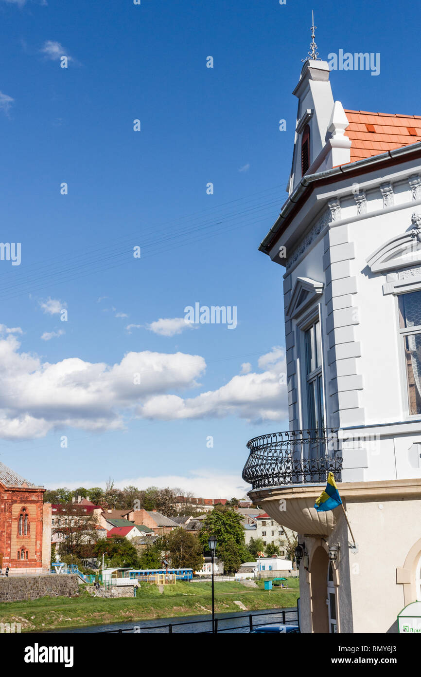 UZHGOROD, UKRAINE-AVRIL 23, 2017 : vue sur ville avec façade de bâtiment historique avant-plan. La ville d'Uzhgorod est dans l'ouest de l'Ukraine. Banque D'Images