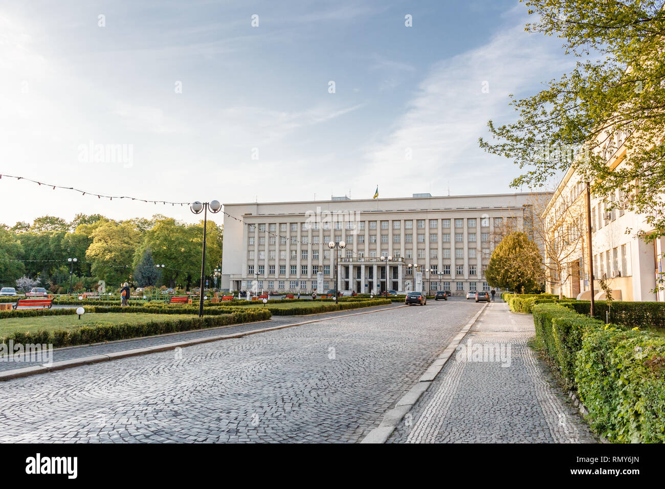 UZHGOROD, UKRAINE-AVRIL 24, 2017 : Lviv Regional State Administration building view. La ville d'Uzhgorod est dans l'ouest de l'Ukraine. Banque D'Images