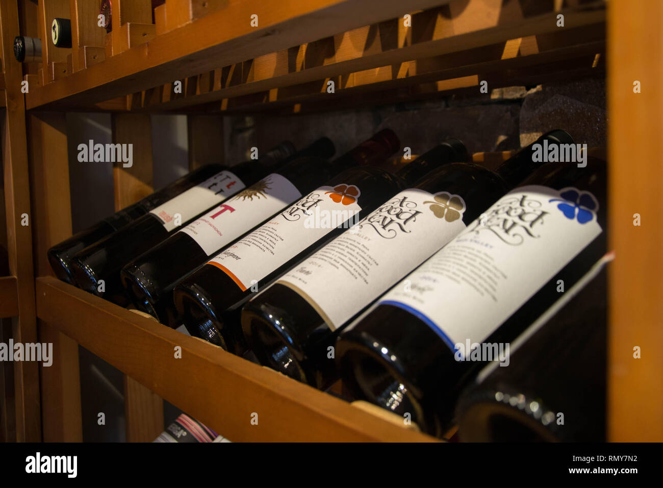 Des bouteilles de vin dans la cave, restaurant, boissons d'élite sur des étagères avec des noms écrits Banque D'Images