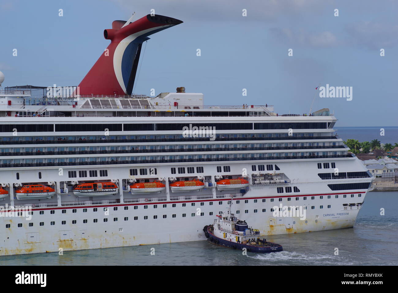 Cosmo remorqueur aidant Bowen Carnival Freedom à quai Banque D'Images