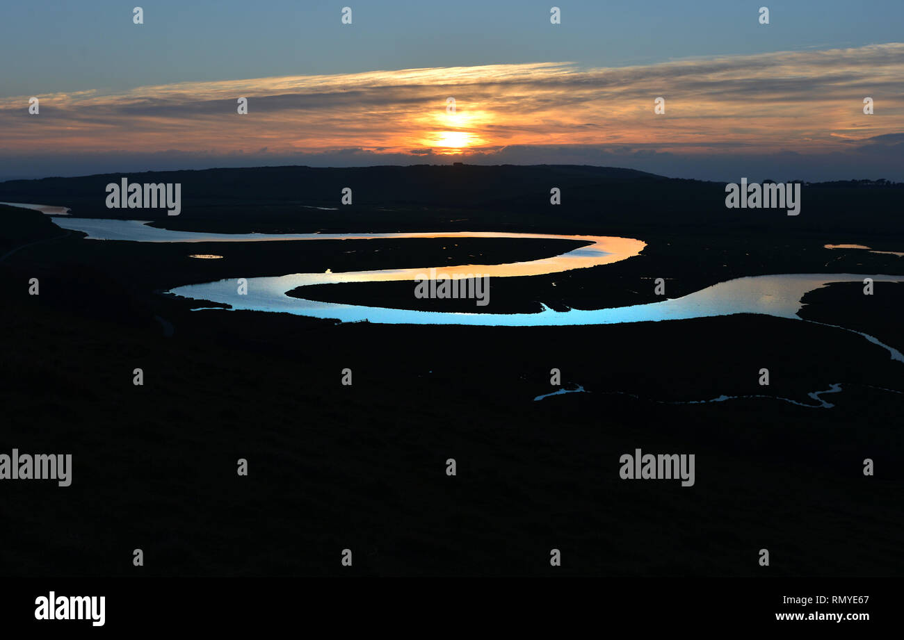 Cuckmere sinueux au coucher du soleil, la rivière Cuckmere Haven, East Sussex, UK Banque D'Images
