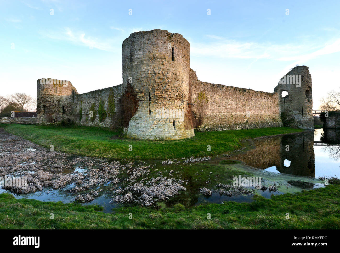 Le château de Pevensey, East Sussex, UK. Les ruines d'un château médiéval dans les murs d'un ancien fort Romain. Banque D'Images