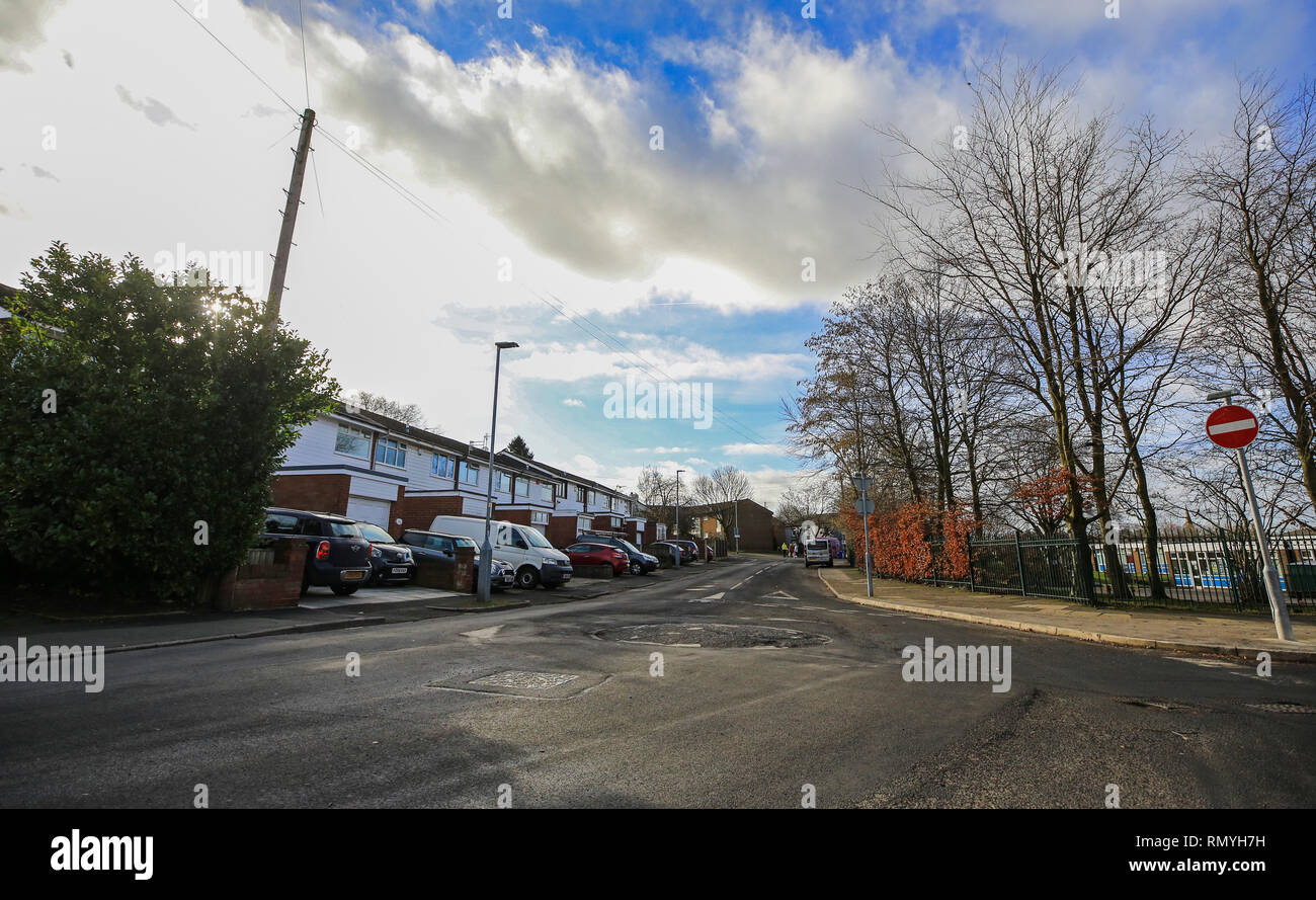 Une vue générale d'un rond-point reliant Nook Lane avec St Christopher's Road à Ashton-under-Lyne, Greater Manchester. Un homme se bat pour sa vie à l'hôpital après avoir subi de graves blessures à la tête quand il a été frappé par sa propre voiture sur Nook Lane comme il a été volé. Banque D'Images