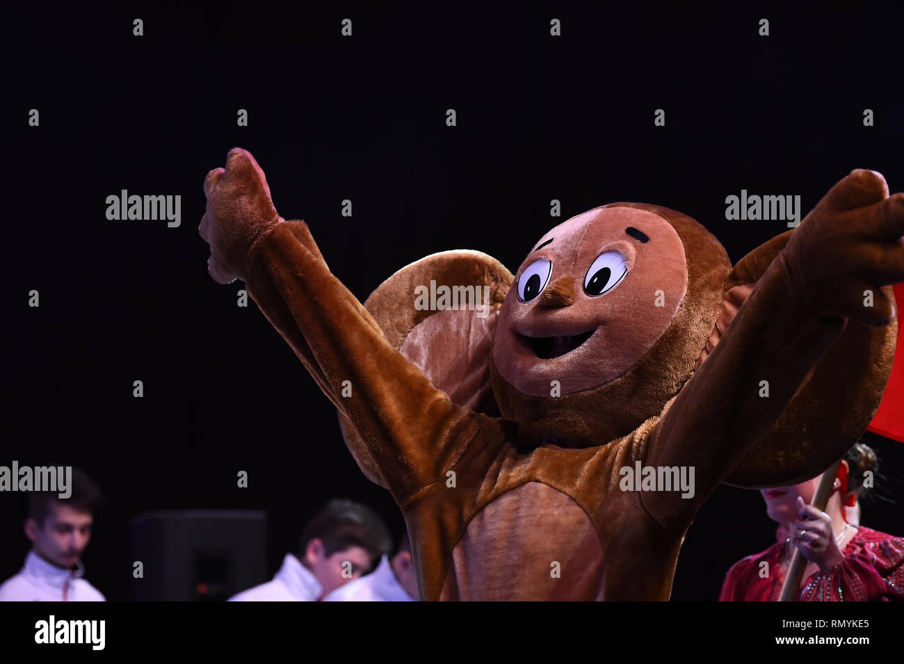 Kiev, Ukraine - 01 Avril 2017 : performance de marionnettes cheburashka à Stella Zakharova gymnastique artistique de l'Ukraine International Cup. Banque D'Images