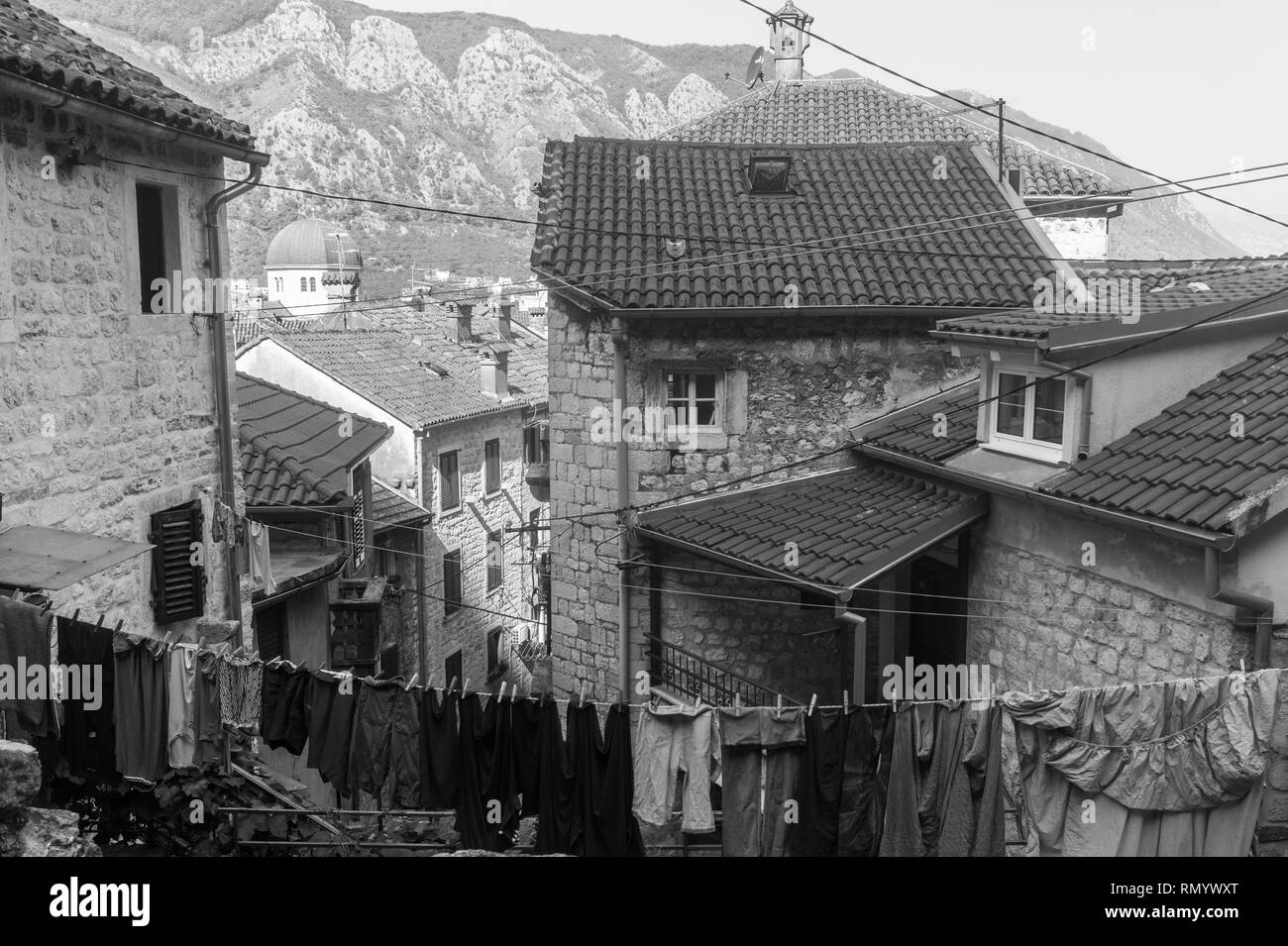Maisons avec collerettes de tuile dans la vieille ville de Kotor, Monténégro. Le noir et blanc Banque D'Images