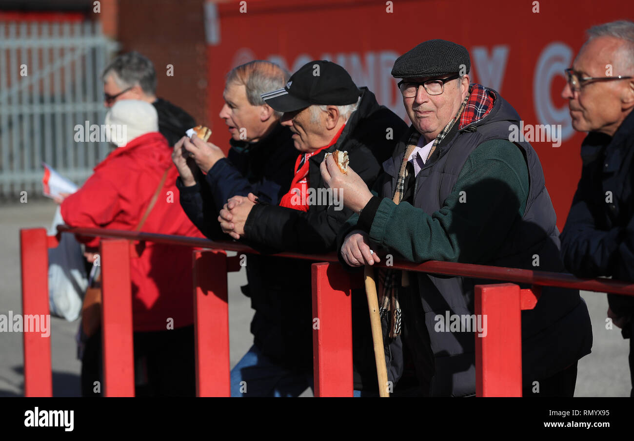 Partisans d'attendre à l'extérieur du stade avant le ciel parier match de championnat Lane, Sheffield. Banque D'Images