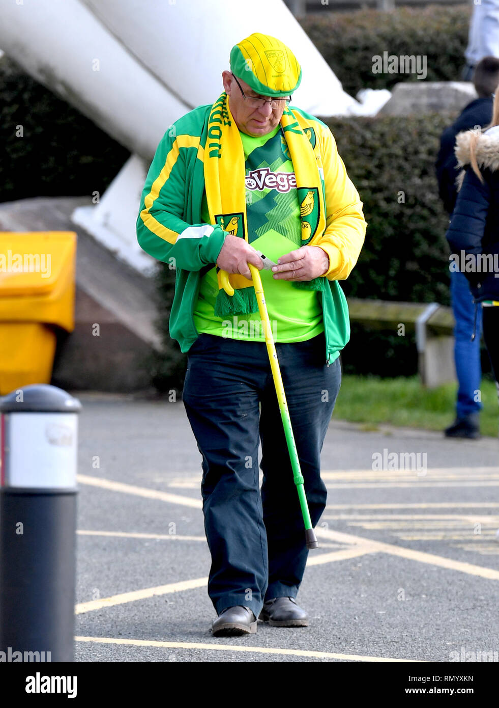 Une vue générale d'un ventilateur de Norwich City en arrivant au stade, avant le match de championnat Sky Bet à l'Université de Bolton Stadium. Banque D'Images