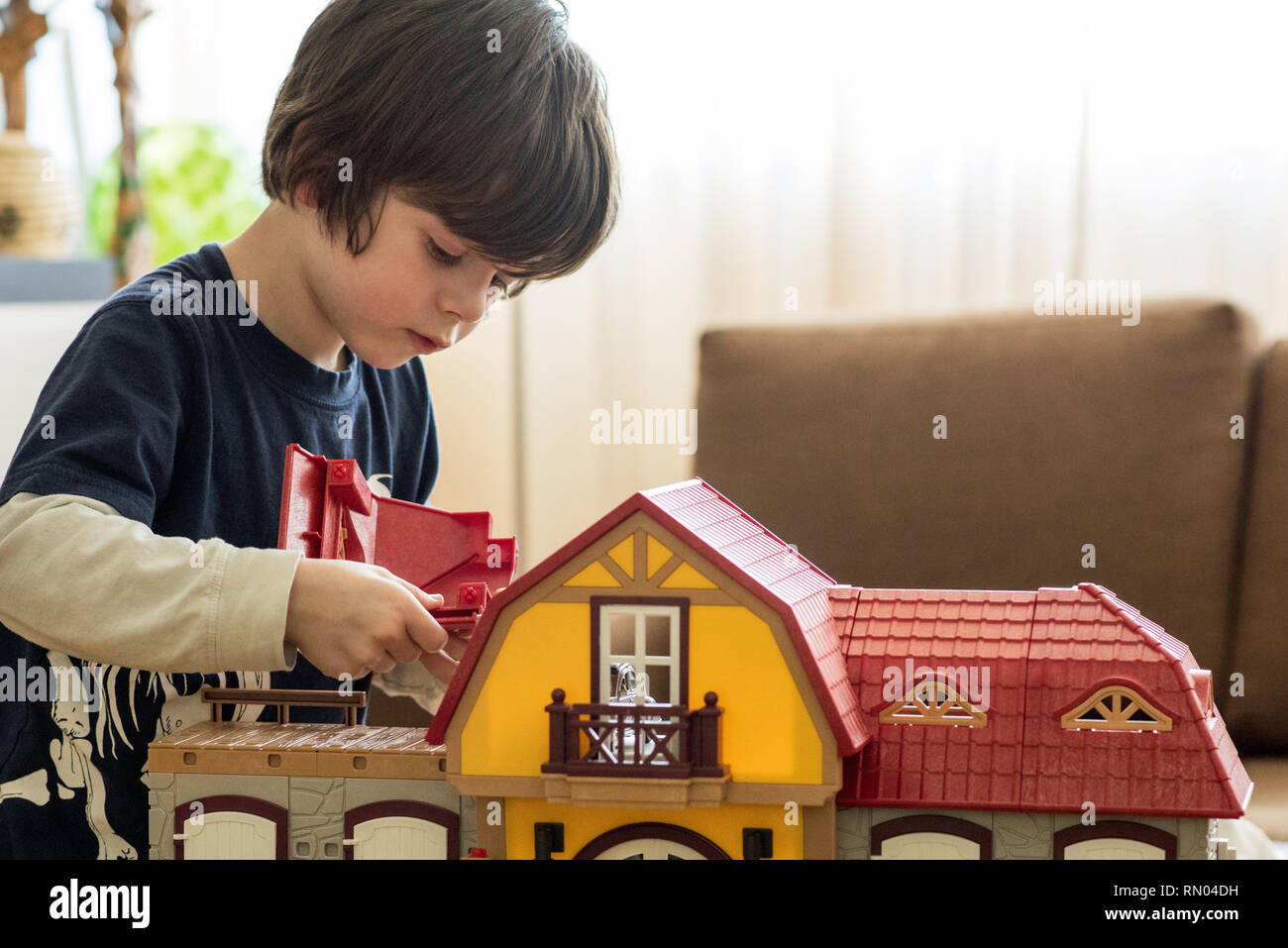 Garçon jouant avec des jouets Banque D'Images