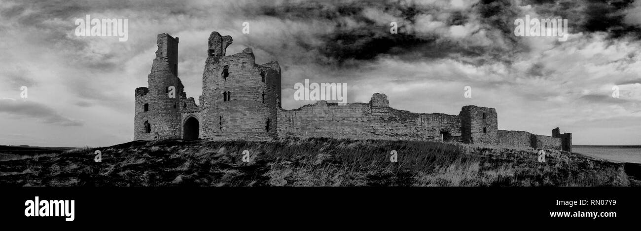 Panorama du château de Dunstanburgh, Northumberland, Angleterre dans le graphique noir et blanc. Banque D'Images