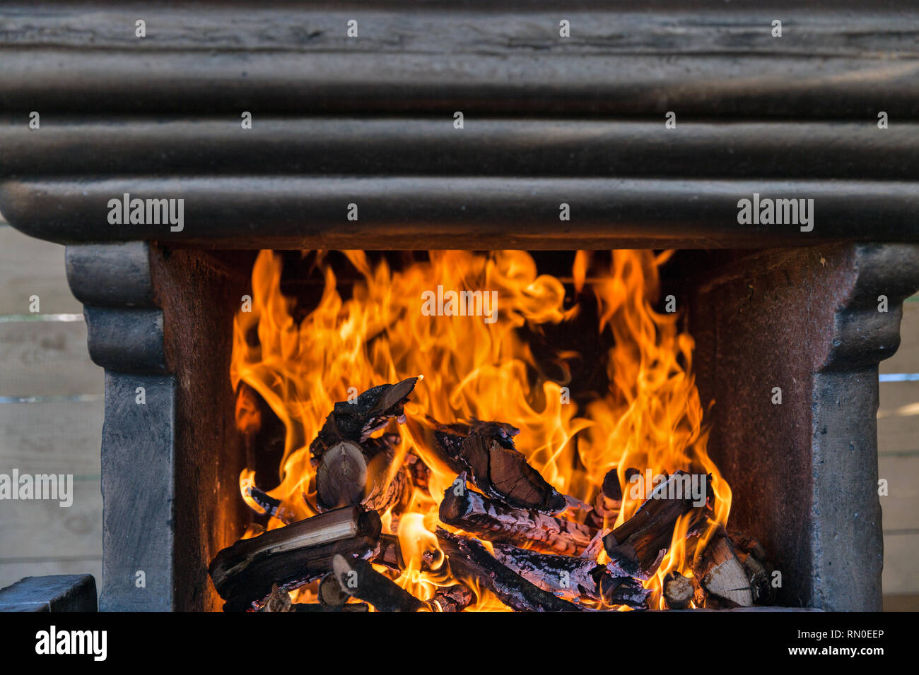 Cheminée avec bois de feu gros plan intérieur Banque D'Images