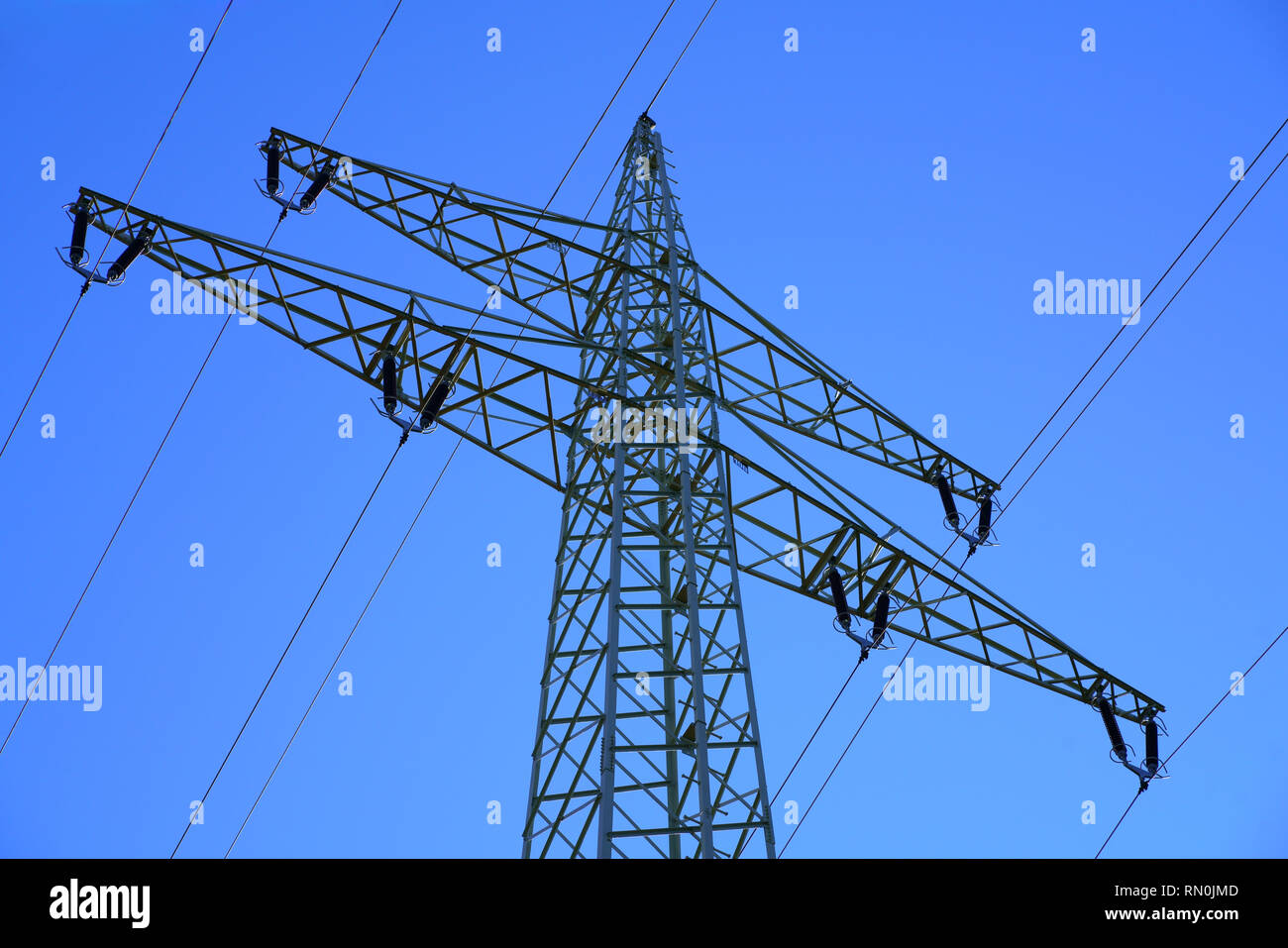 Pylône électrique de l'électricité, tour de transmission, contre fond de ciel bleu. Energy power tower en Allemagne. Banque D'Images