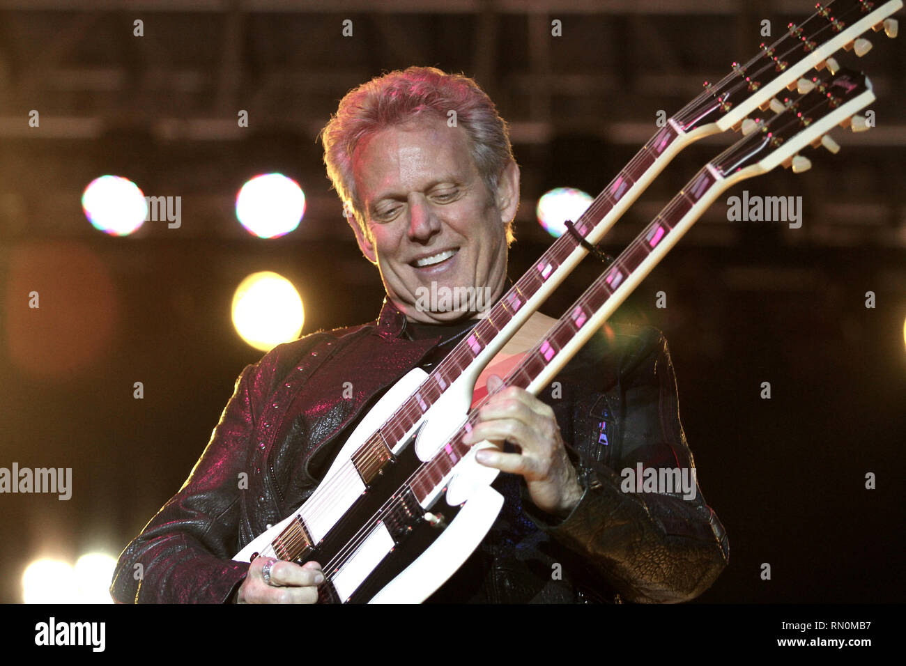 Chanteur, auteur-compositeur et le guitariste Don Felder, anciennement de l'Eagles, est montré sur scène pendant un concert 'live' avec son apparence avec groupe solo. Banque D'Images