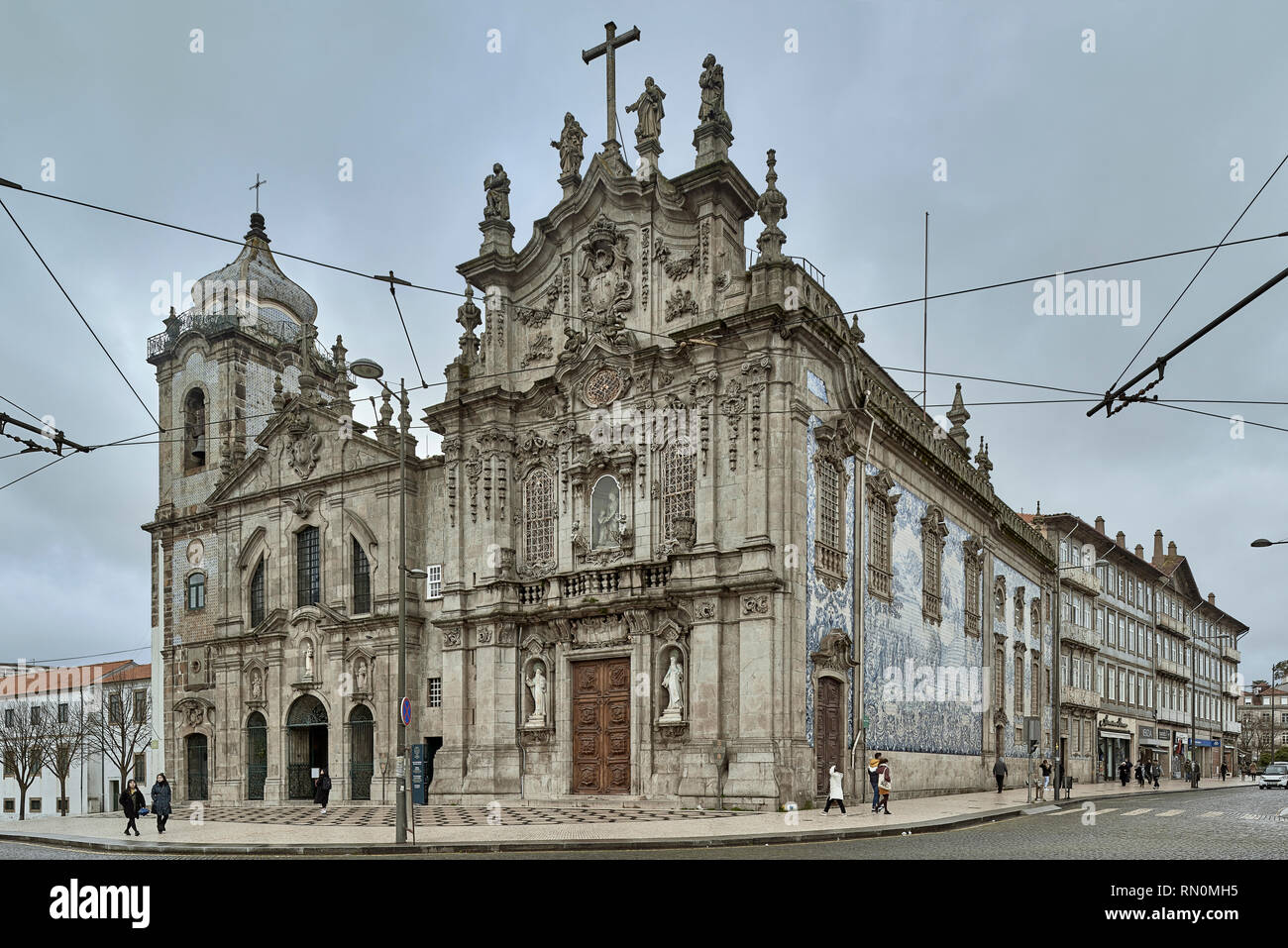 Igreja do Carmo, Carmélites, avec la caractéristique de granit et un mur de carreaux bleus. L'architecture baroque portugais, Porto, Portugal Banque D'Images