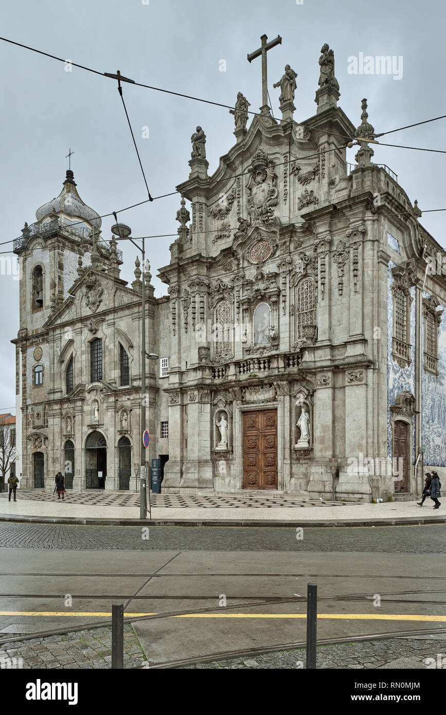 Igreja do Carmo, Carmélites, avec la caractéristique de granit et un mur de carreaux bleus. L'architecture baroque portugais, Porto, Portugal Banque D'Images