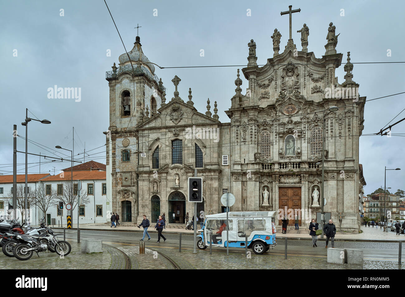 Igreja do Carmo, Carmélites, avec la caractéristique de granit et un mur de carreaux bleus. L'architecture baroque portugais, Porto, Portugal Banque D'Images