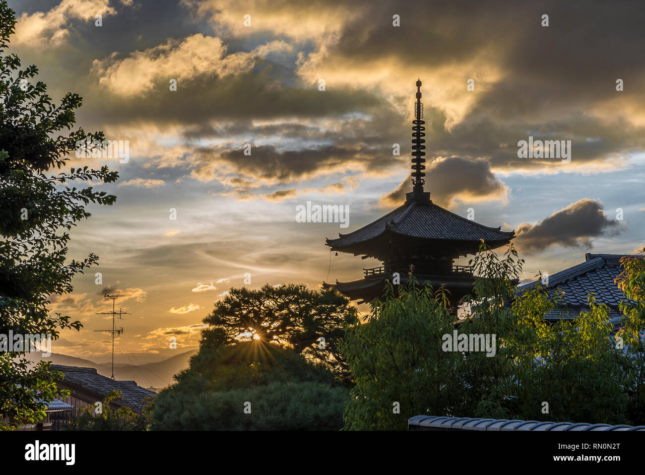 Une pagode japonaise, à Kyoto, encadrées par un ciel dramatique, au coucher du soleil Banque D'Images