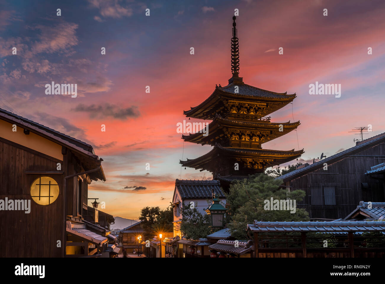 L'ancienne Kyoto pagode, sur un coucher de soleil rouge et de nuages colorés, au Japon Banque D'Images