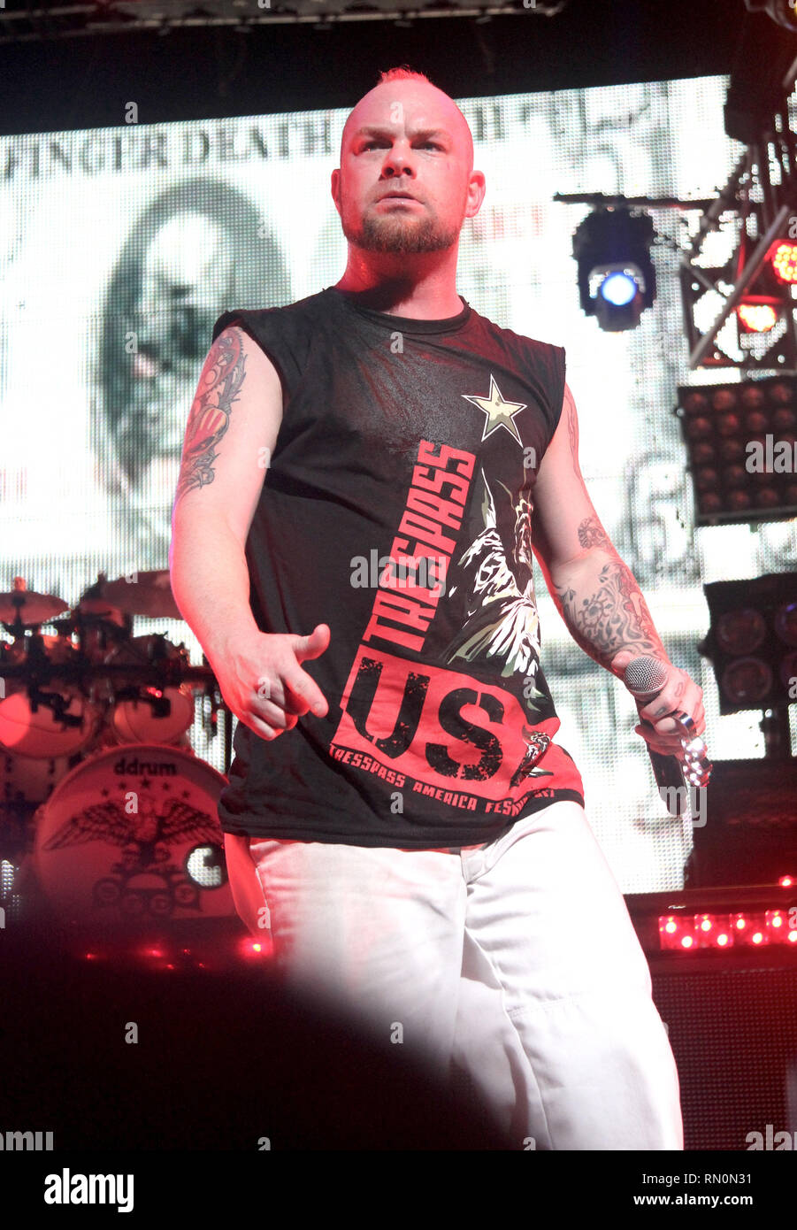 Singer Ivan Moody "Ghost" du groupe de heavy metal Death Five Finger Punch est montré sur scène pendant un concert en direct de l'apparence. Banque D'Images