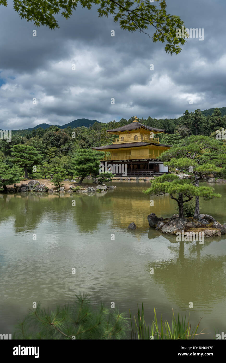 Le pavillon d'or, situé à Kyoto, au Japon. Le temple est traditionnellement connue comme le Kinkaku-ji, ou Rokuon-ji Banque D'Images