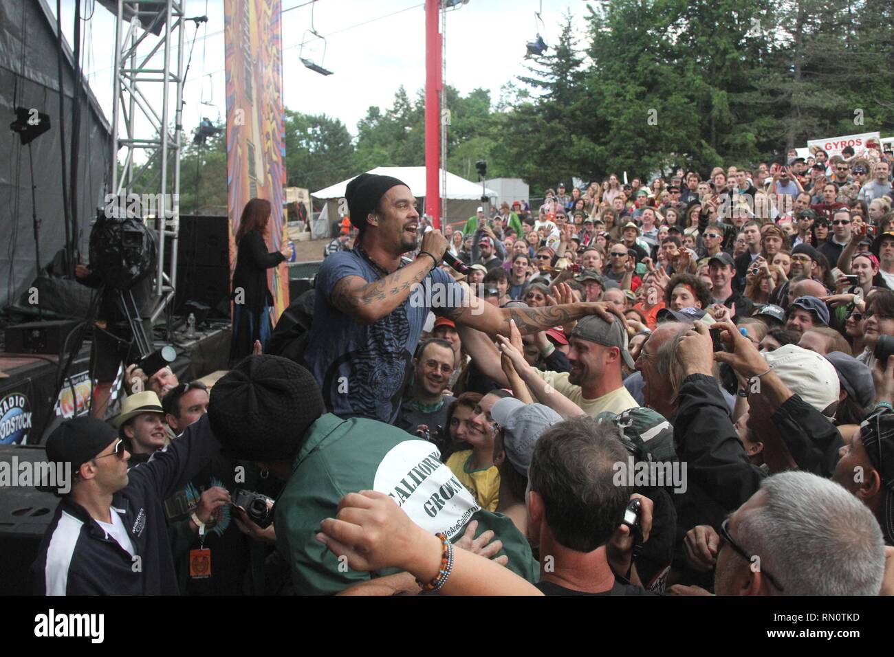 Musicien Michael Franti apparaît sur scène pendant un concert 'live' avec l'apparence de lance. Banque D'Images