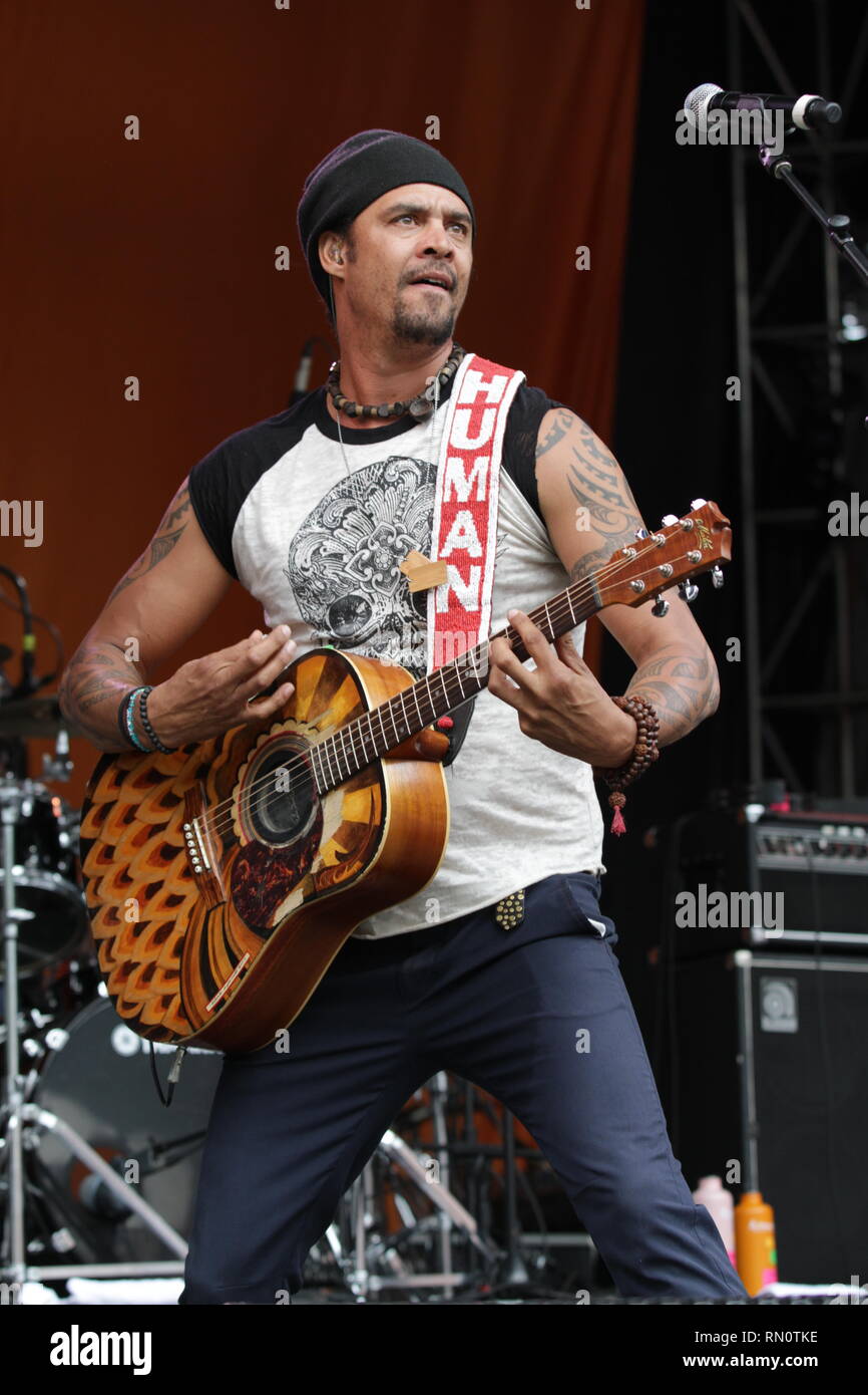 Michael Franti est montré sur scène pendant un concert 'live' avec l'apparence de lance en montagne Bourrage dans Hunter, New York. Banque D'Images