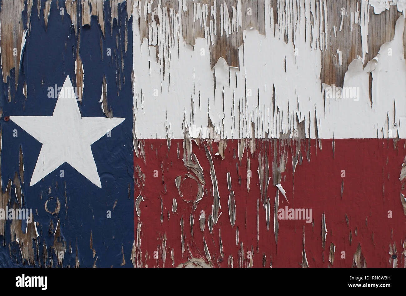 Texas flage peint sur une planche de bois à l'extérieur d'une maison à Alpine, Texas. Banque D'Images