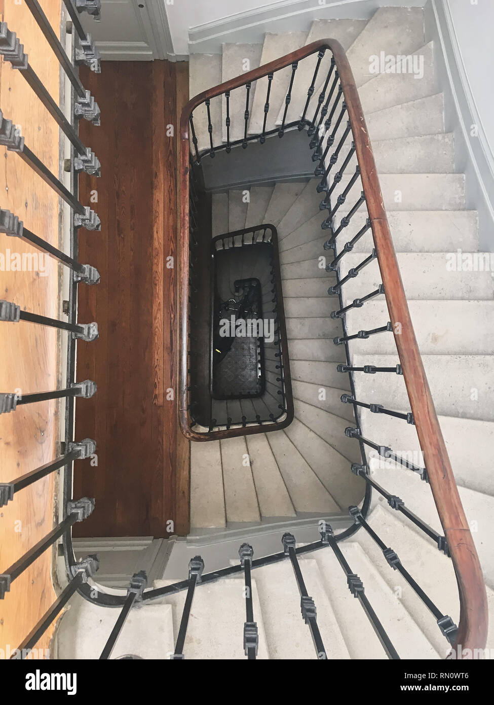 Voir l'envers d'un escalier à coup d'angle Banque D'Images