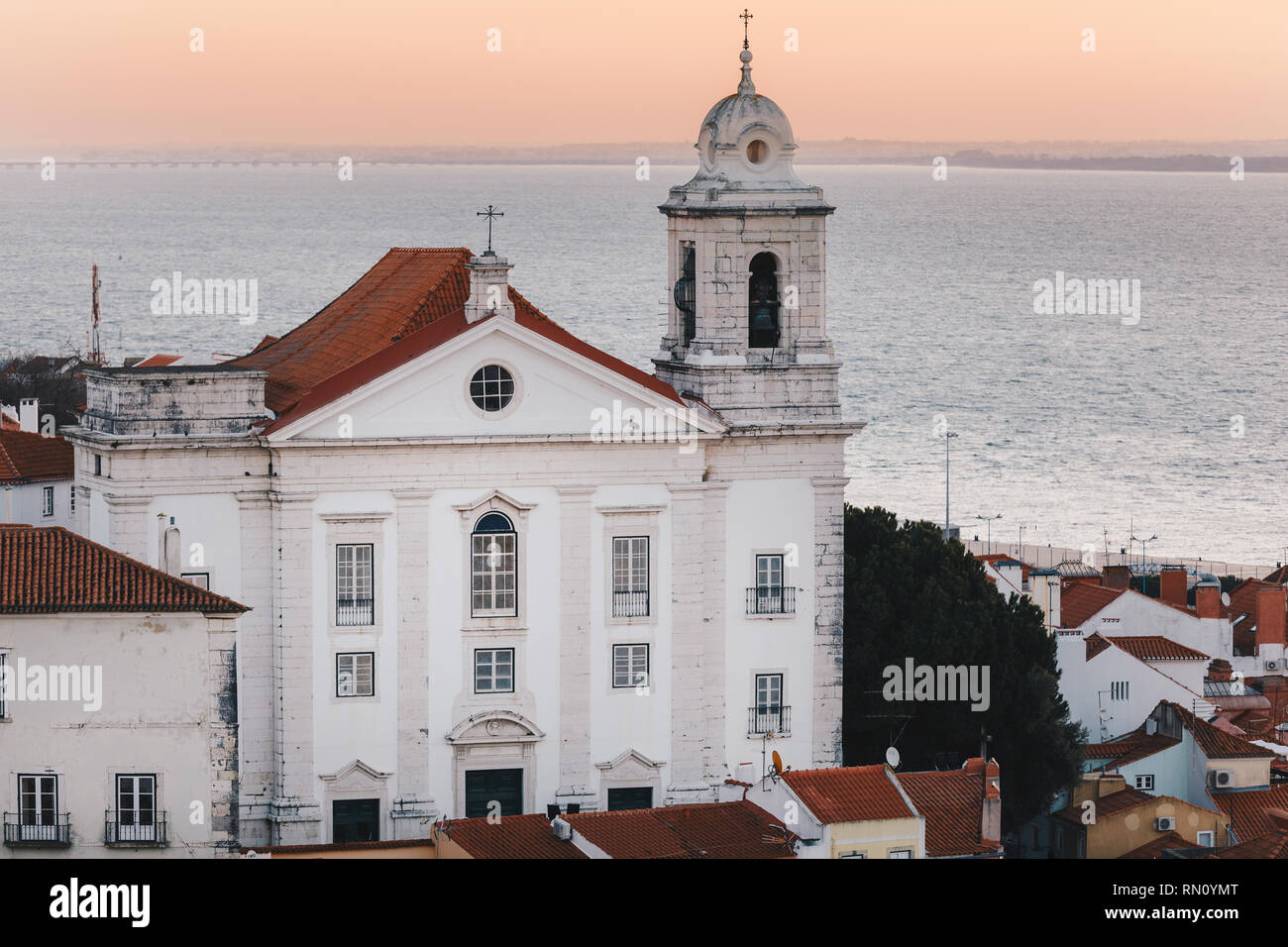 Lever de soleil sur la vieille ville de Lisbonne Alfama - Portugal. Igreja de Santo Estêvão Église à Lisbonne. Heure d'or de Lisbonne. Tage dans l'arrière-plan Banque D'Images