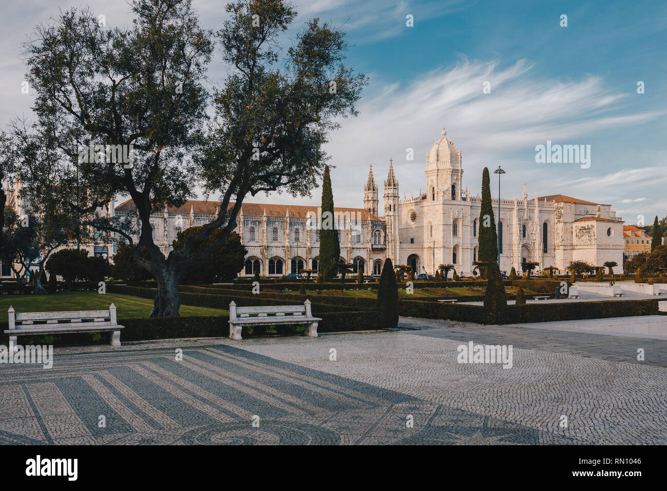 Coucher de soleil au Monastère des Hiéronymites à Belém, Lisbonne, Portugal. Unesco World Heritage Site. Jardin et avant le Monastère dos Jeronimos Banque D'Images