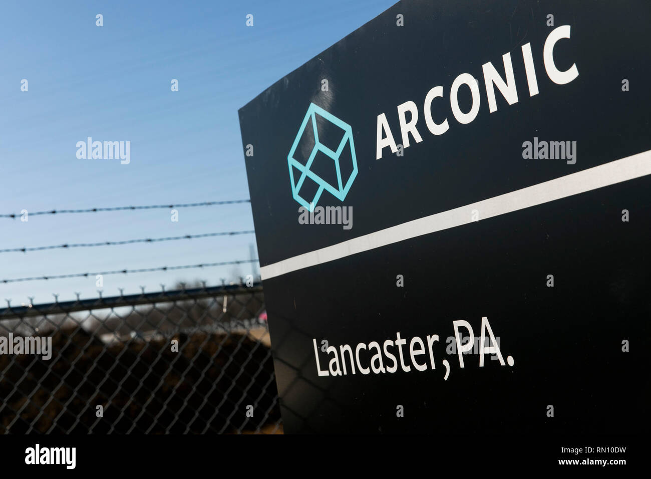 Un logo affiche à l'extérieur d'un établissement occupé par Arconic à Lancaster, Pennsylvanie, le 9 février 2019. Banque D'Images