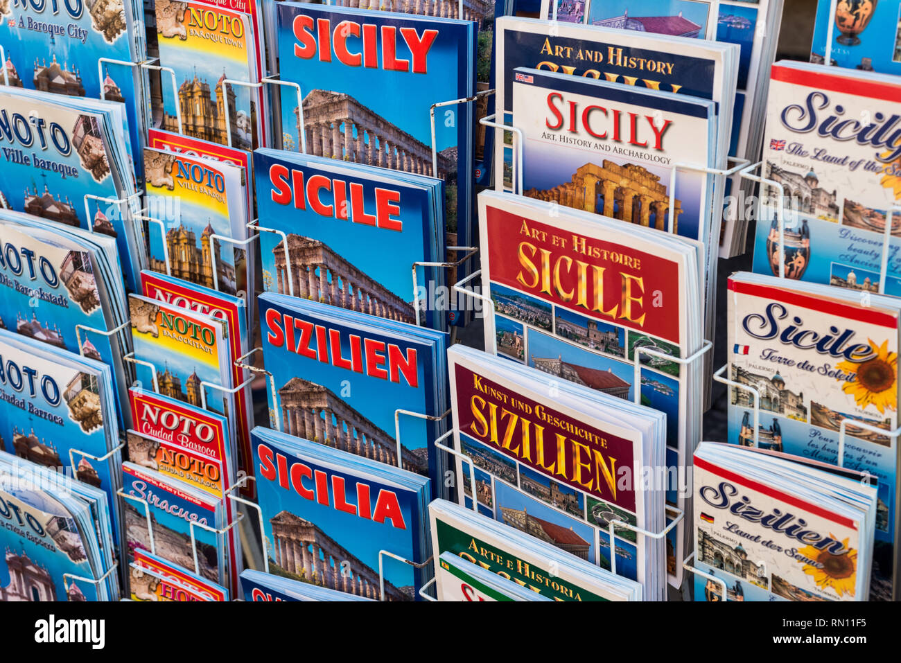 Vallée de Noto en Sicile. Les guides touristiques de Noto dans différentes langues Banque D'Images