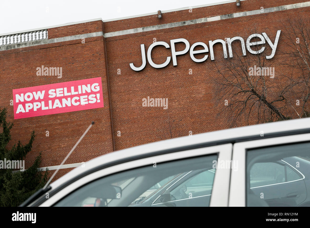 Une bannière qui se lit 'vend maintenant des appareils à l'extérieur d'un magasin de détail dans JCPenney Wheaton, Maryland, le 14 février 2019. Banque D'Images