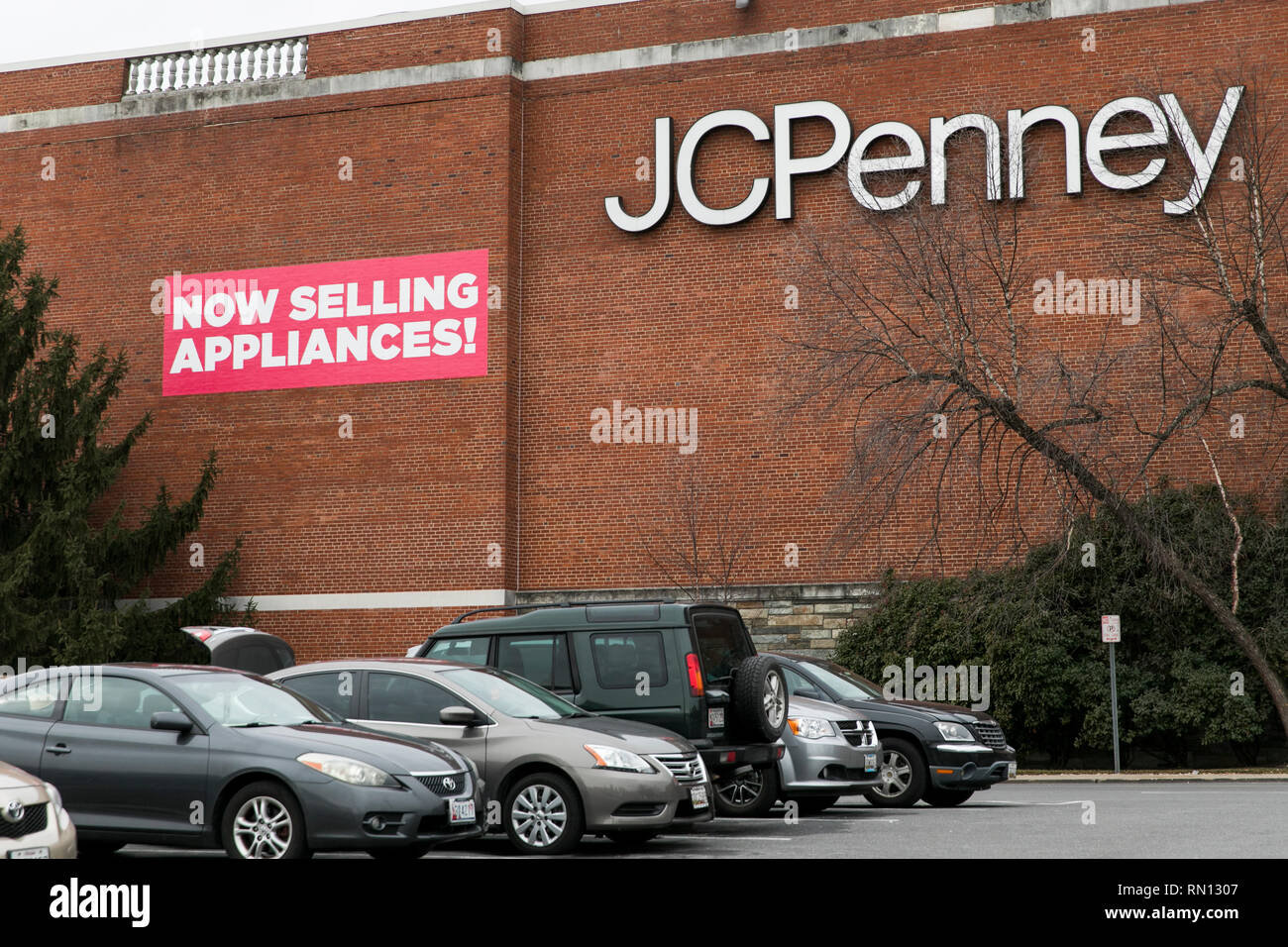 Une bannière qui se lit 'vend maintenant des appareils à l'extérieur d'un magasin de détail dans JCPenney Wheaton, Maryland, le 14 février 2019. Banque D'Images