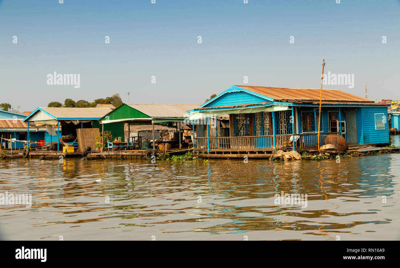 Village flottant sur la rivière Tonle Sap, Kampong Chhnang, Delta du Mékong, le Cambodge, l'Asie Banque D'Images