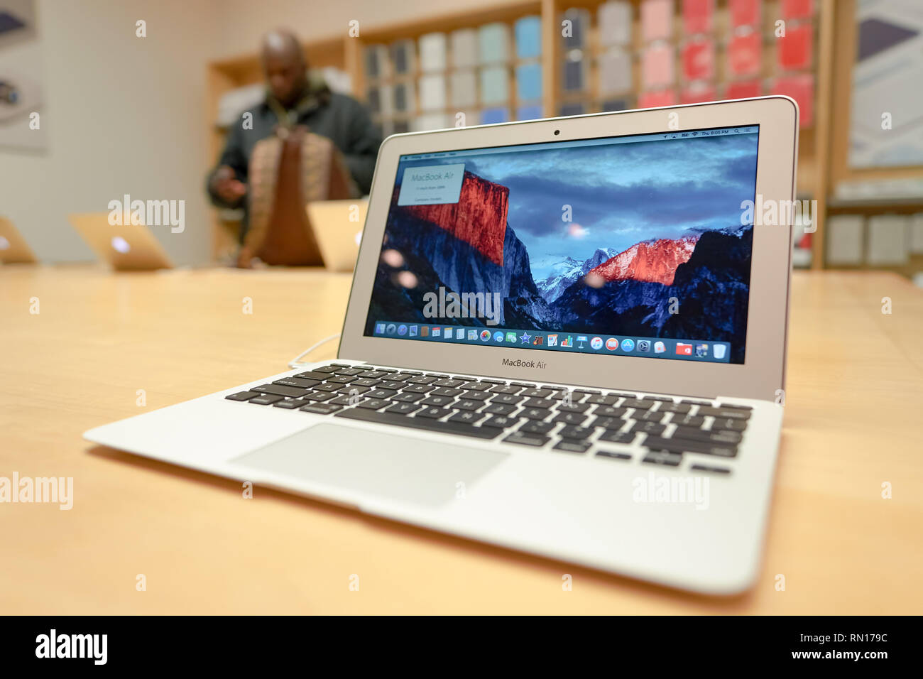 CHICAGO, IL - 24 mars 2016 : gros plan de MacBook Air à l'intérieur de l'Apple store. Apple Store est une chaîne de magasins de détail détenue et exploitée par Apple Banque D'Images