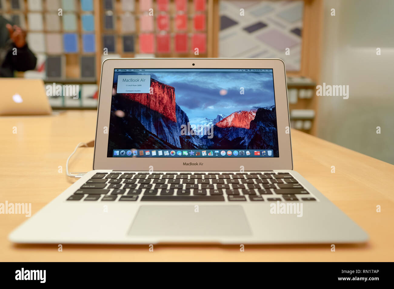 CHICAGO, IL - 24 mars 2016 : gros plan de MacBook Air à l'intérieur de l'Apple store. Apple Store est une chaîne de magasins de détail détenue et exploitée par Apple Banque D'Images